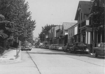 The intersection of Summit Ave and Sea Cliff Ave looking east down Sea Cliff Ave.